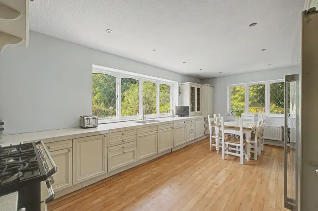 Brooks Drive, Altrincham, photo 3