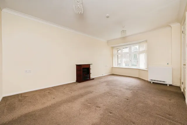 Photo 2 — Pine Drive, Southampton