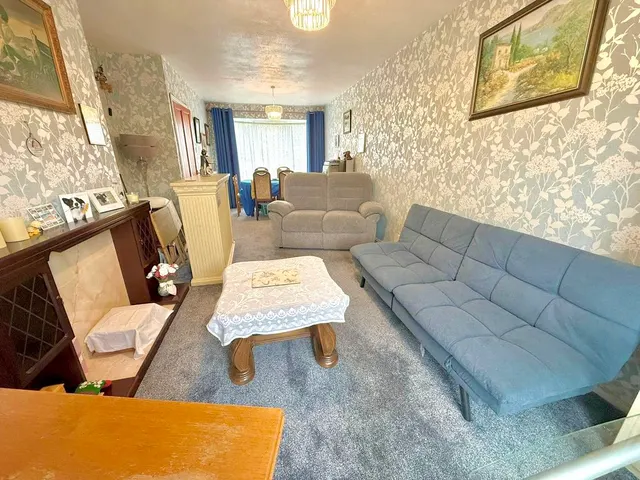 Photo 2 — Pastures Way, Luton LU4 0PE