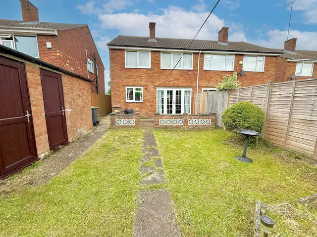 Photo 3 — Pastures Way, Luton LU4 0PE