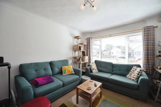 Oakwood Road, Hayling Island, PO11, photo 2
