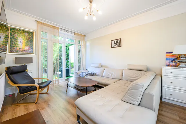 Photo 3 — 8 Powis Gardens, London