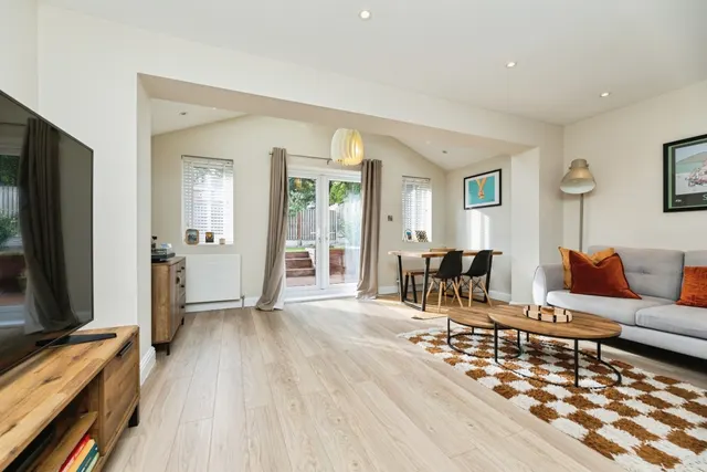 Dowland Gardens, High Green, S35, photo 2
