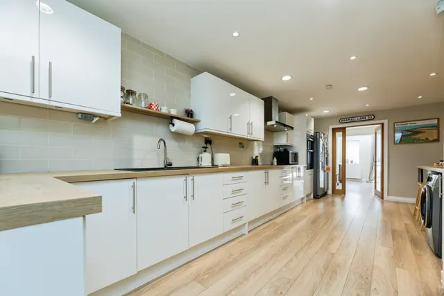 Dowland Gardens, High Green, S35, photo 3