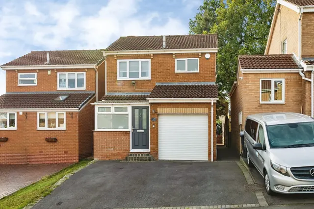Dowland Gardens, High Green, S35, photo 1