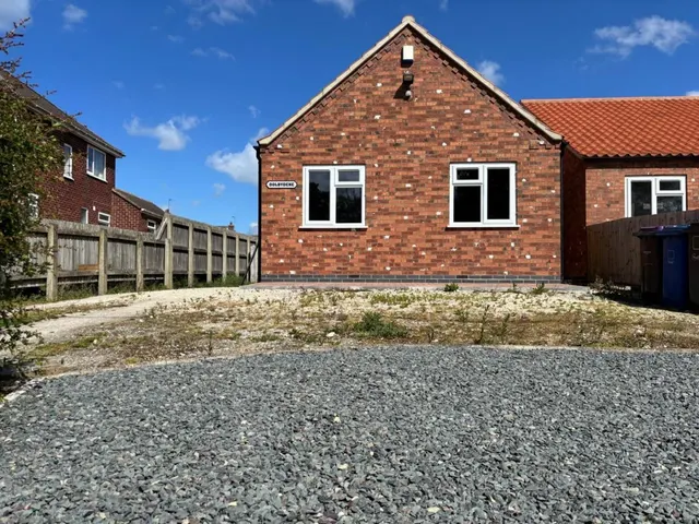 2 bedroom house, Willingham Road, Kexby, DN21