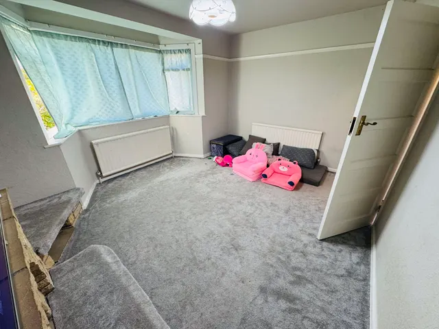 Hawtrey Avenue, Northolt, UB5, photo 3