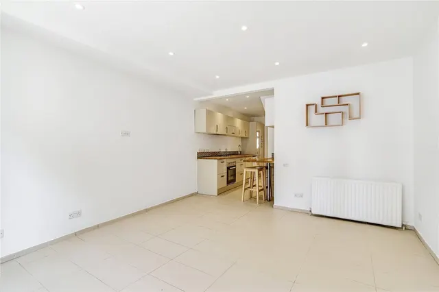 St. James's Drive, London, SW17, photo 1
