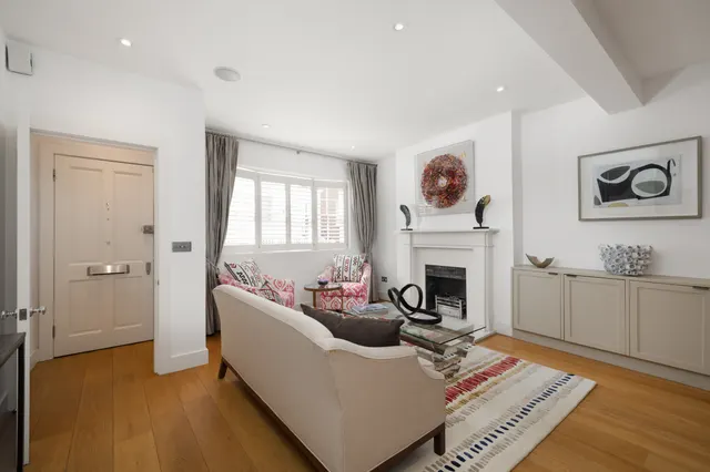 Photo 3 — Uxbridge Street, Kensington, London