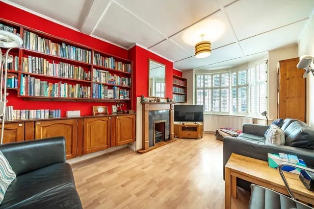 Lyndhurst Avenue, TW2, photo 2