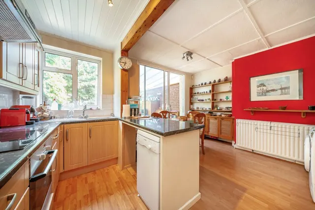 Lyndhurst Avenue, TW2, photo 3