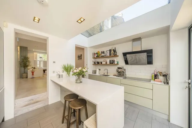 Tyneham Road, SW11, photo 2