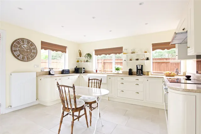 Wellingborough Road, Rushden, NN10, photo 3