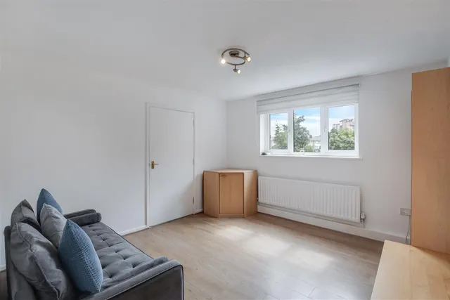 Connaught Road, Silvertown, E16, photo 1