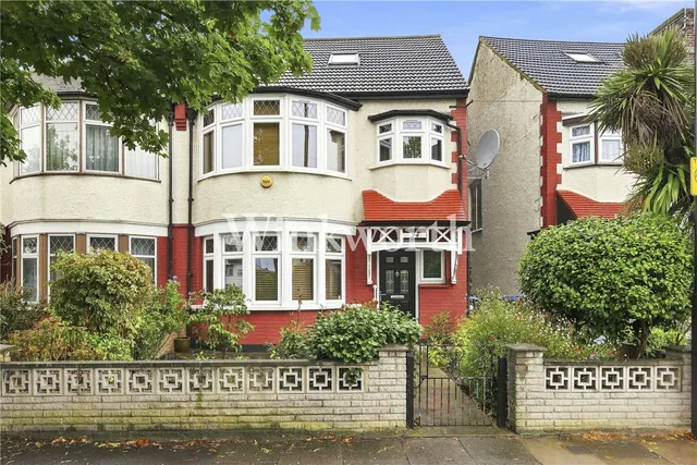 Connaught Gardens, London, N13, photo 1