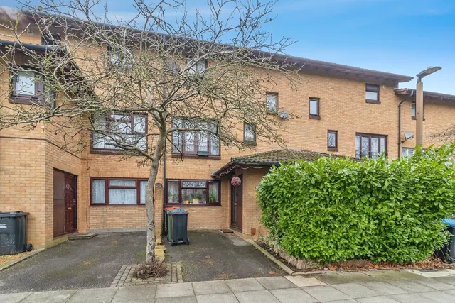 Oldbrook Boulevard, Oldbrook, Milton Keynes, Buckinghamshire, MK6, photo 1