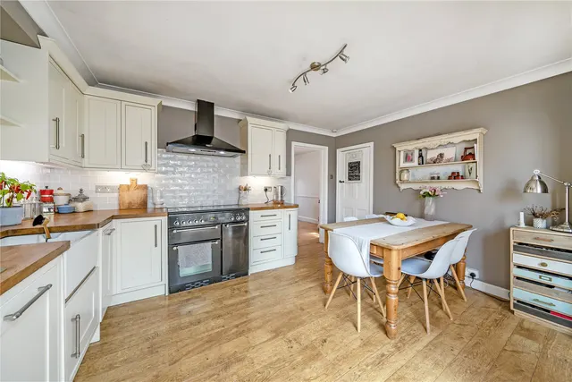 Jacobs Well Road, Jacobs Well, GU4, photo 2