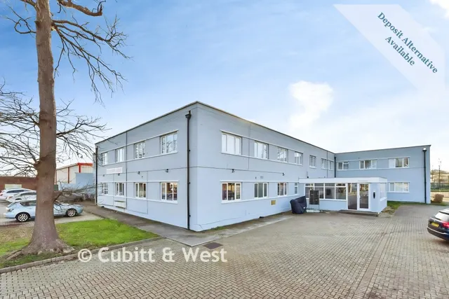 Gatwick Road, Crawley, RH10, photo 2