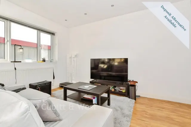 Gatwick Road, Crawley, RH10, photo 3