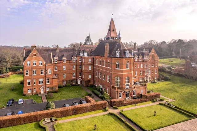 Wolfs Row, Oxted, Surrey, RH8 0QL, photo 1