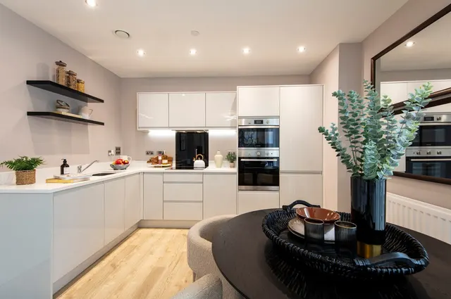 High Street, Brentford, TW8, photo 1