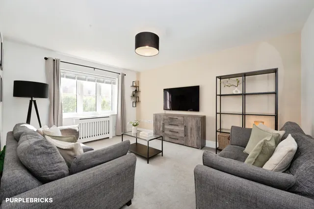 Wisteria Drive, Crawley, RH10, photo 3