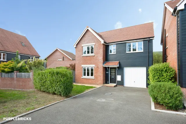 Wisteria Drive, Crawley, RH10, photo 1