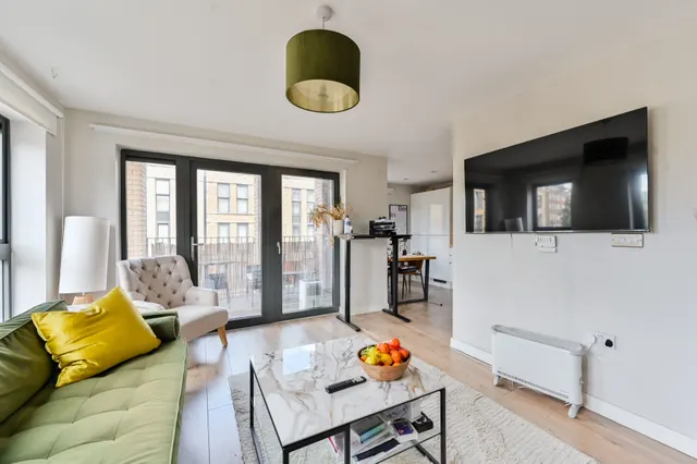 Photo 2 — Flat 5, 4 Bourbon Road, London