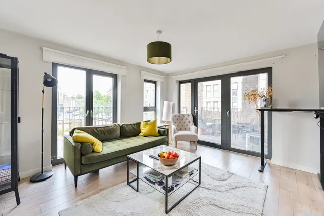 Flat 5, 4 Bourbon Road, London, photo 1
