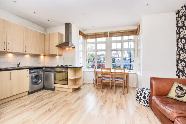 Warwick Road, Bounds Green, N11, photo 2
