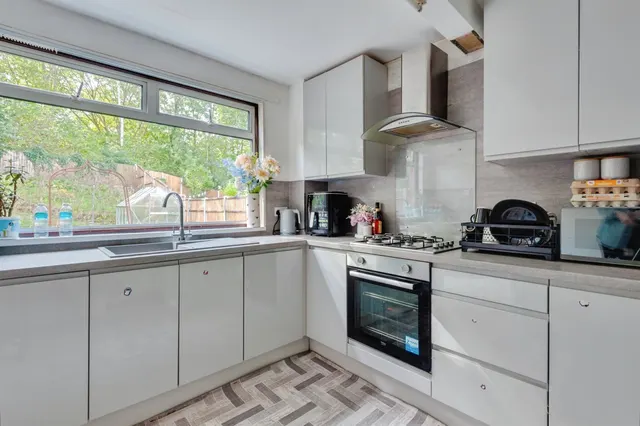 Porthleven Road, Brookvale, WA7, photo 3