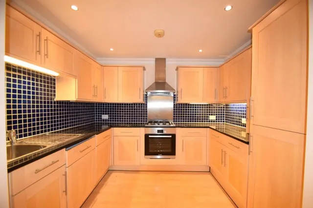 Chiswick High Road, W4, photo 2
