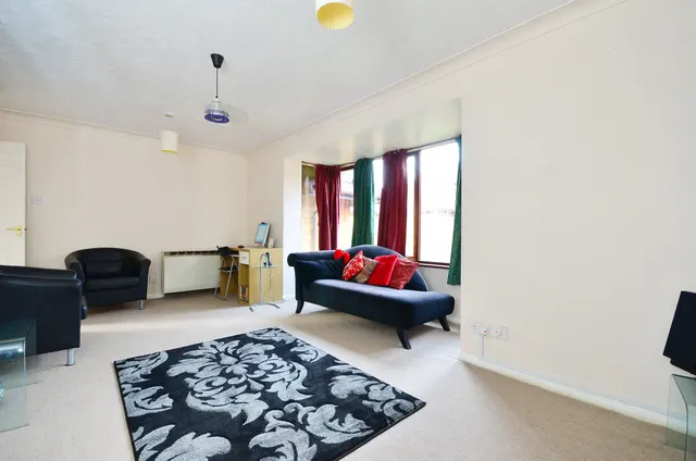 Photo 2 — 11 Linwood Close, London