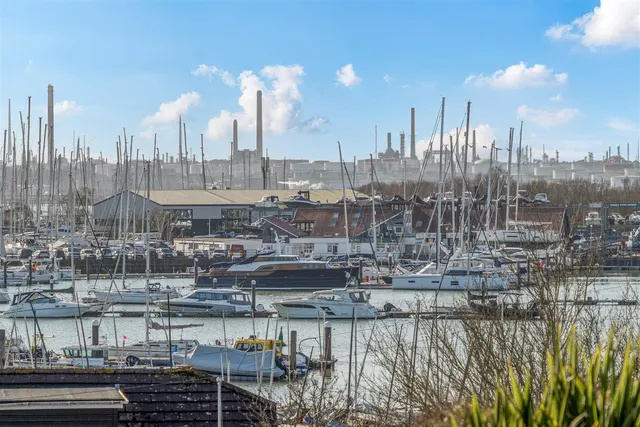 Thornton Avenue, Warsash, photo 1