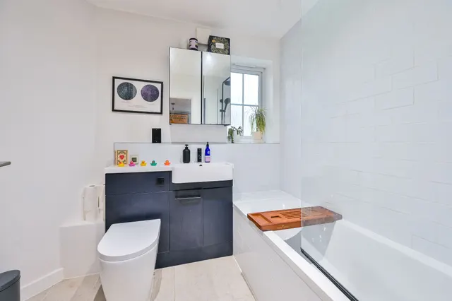 Photo 2 — Flat 3, 52 Kelly Avenue, London
