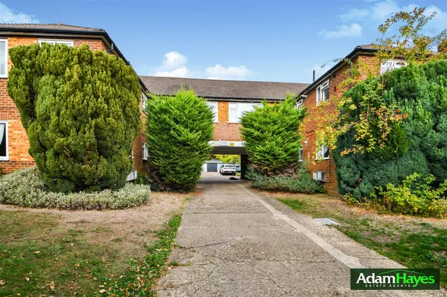 Friern Park, North Finchley, N12, photo 1