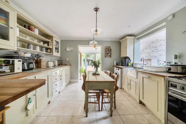 Guildford Road, Bagshot, GU19, photo 2