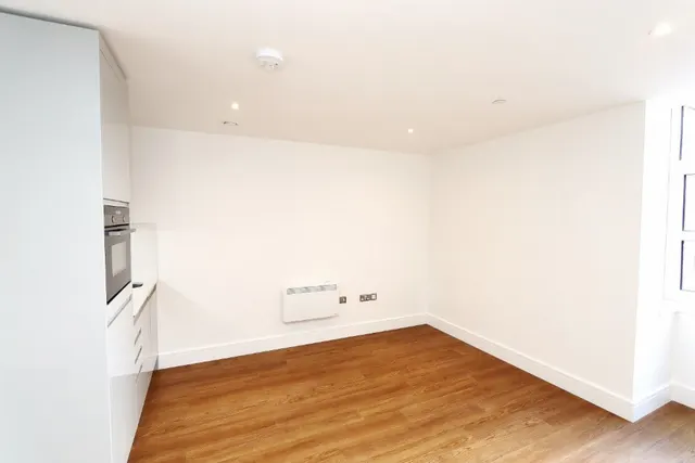 Photo 3 — 75 London Road, Essex, Romford, RM7 9DG