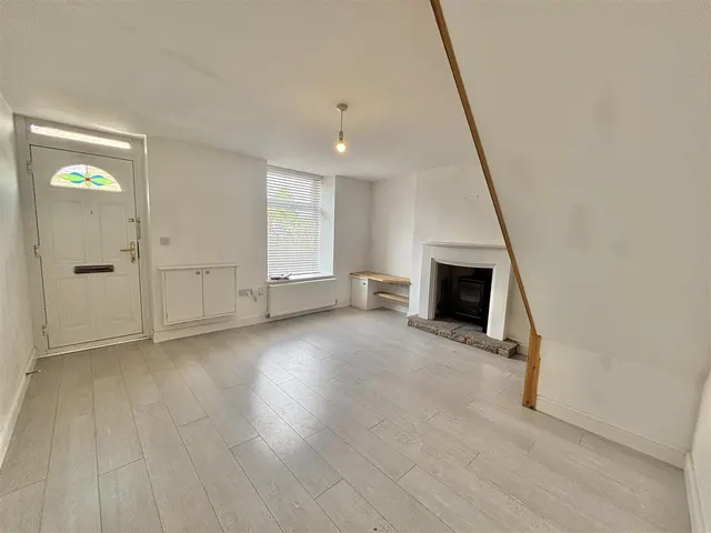 Gladstone Street, Glossop, SK13, photo 3