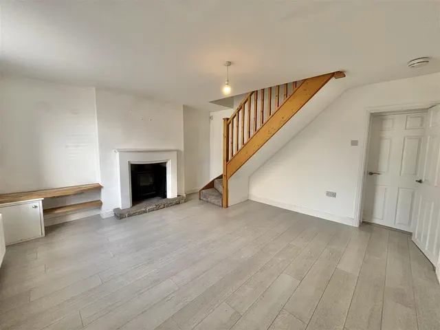 Gladstone Street, Glossop, SK13, photo 2
