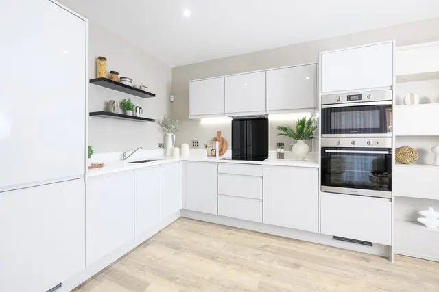 High Street, Brentford, TW8, photo 3