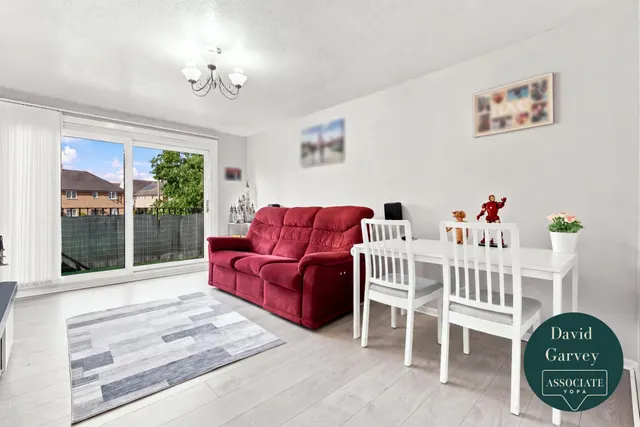 Sevenoaks Close, Romford, RM3, photo 1