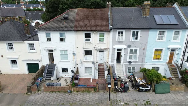 3 bedroom flat — Villiers Road, Isleworth, TW7