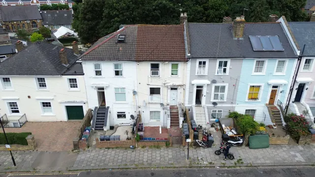 Photo 2 — Villiers Road, Isleworth, TW7