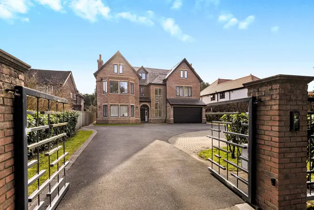 Hale Road, Altrincham, photo 1