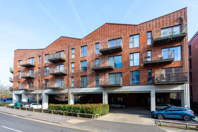 Flat 41, Wey Corner, Walnut Tree Close, Guildford, photo 1
