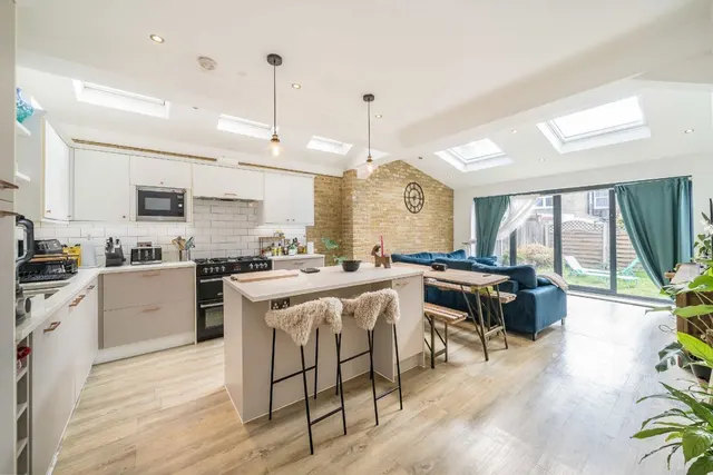 Norfolk House Road, SW16, photo 2