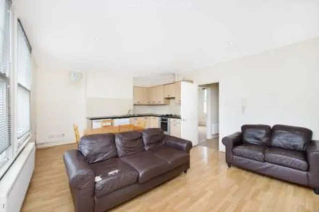 2 bedroom flat — Balham High Road, Tooting Bec, SW17 7BE
