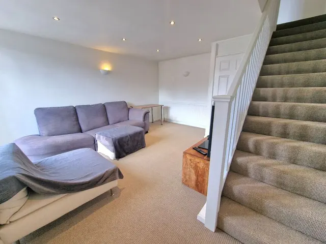 Photo 3 — Alpine Court, Kenilworth, Warwickshire, CV8