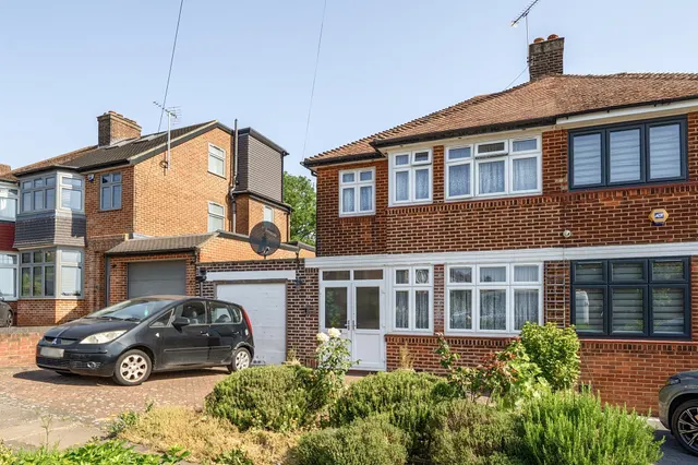 Lowther Drive, Enfield, photo 1